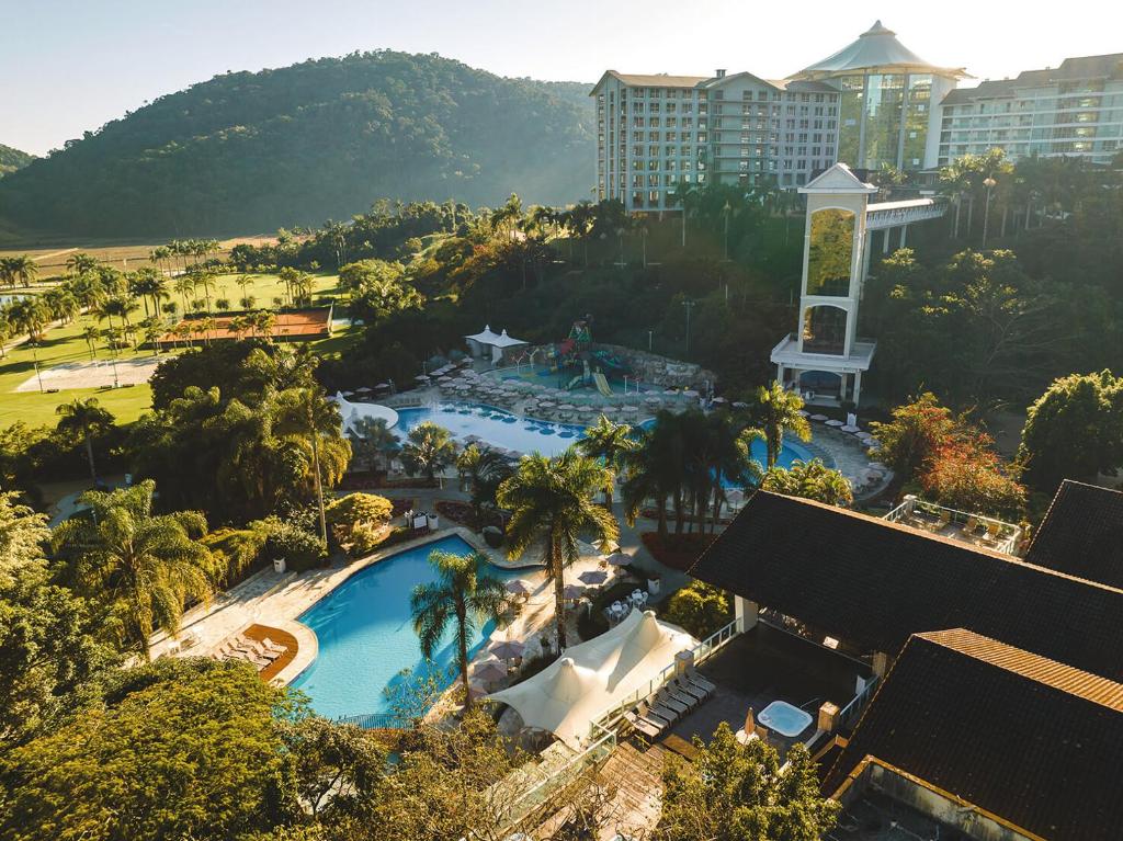 einen Luftblick auf ein Resort mit einem Pool in der Unterkunft Fazzenda Park Resort in Gaspar