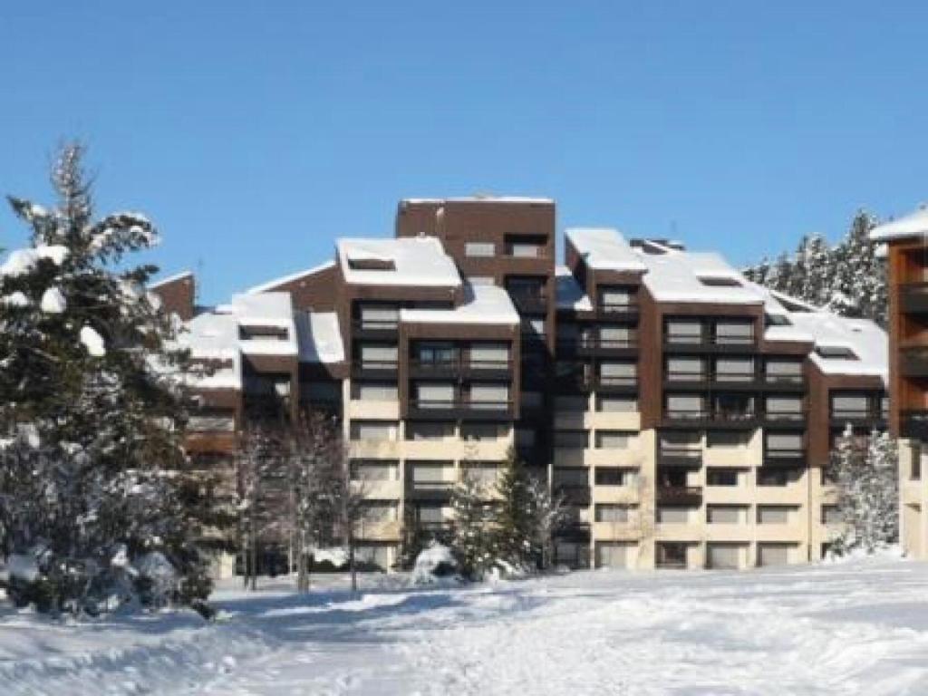 un gran edificio de apartamentos con nieve encima en Résidence Darbounouse - Studio pour 4 Personnes 891, en Corrençon-en-Vercors