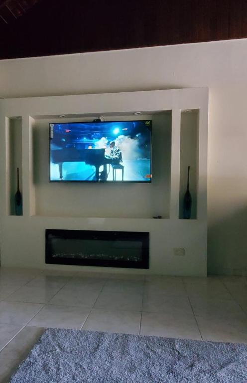 TV a/nebo společenská místnost v ubytování City View Luxury Suite