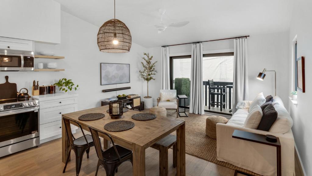 Kuchyň nebo kuchyňský kout v ubytování Beachside Condo 24 Here comes the Sun