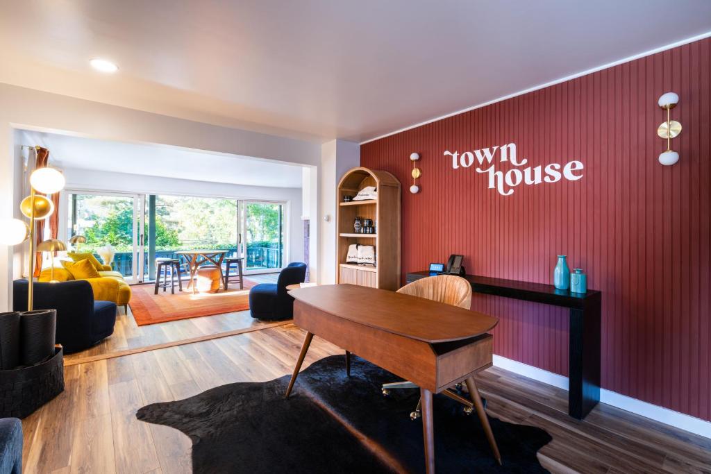 - un salon avec une table et un mur rouge dans l'établissement Town House Lodge, à Lake Placid