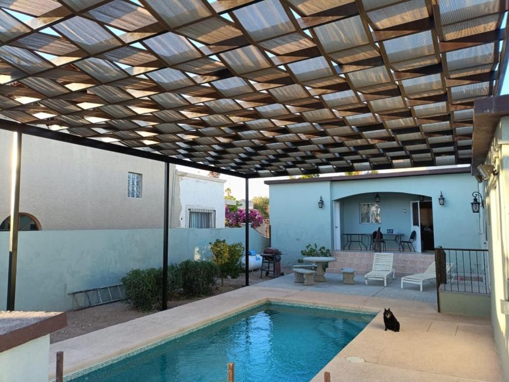 un patio con piscina y techo de madera en Almejas A en San Carlos