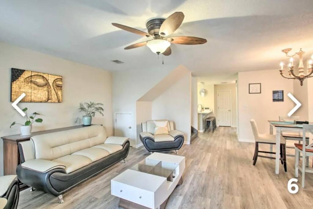 sala de estar con sofá y ventilador de techo en Lakepointe Town home close to track and lake, en Hot Springs