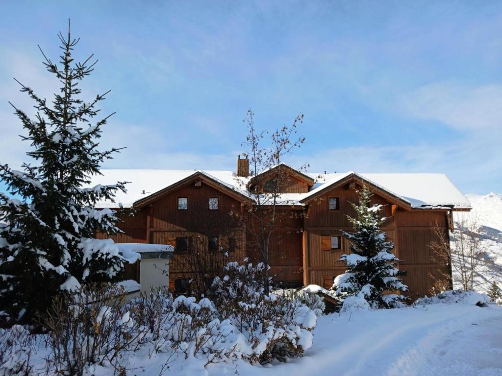 uma casa na neve com árvores no quintal em Résidence L'oree Des Neiges - 4 Pièces pour 6 Personnes 711 em Peisey-Nancroix