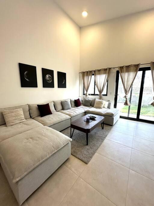 sala de estar con sofá y mesa en Casa Ola, en Playa Venao