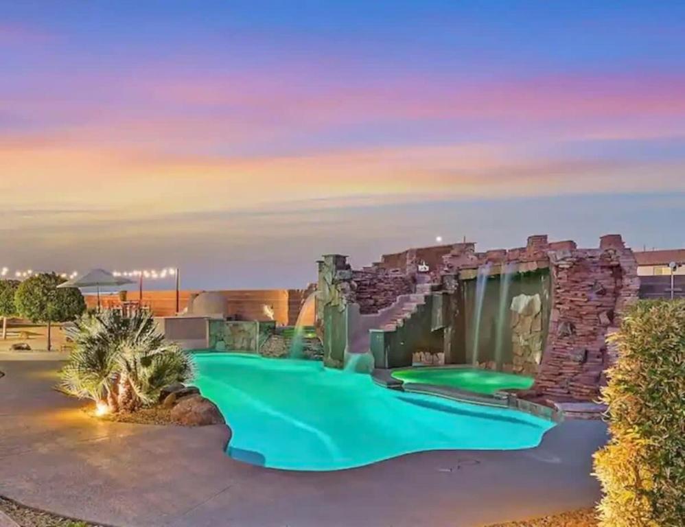 ein Bild eines Resorts mit Pool in der Unterkunft HotTub, Pool, Waterfall, RV parking 5BR Lux Home in Las Vegas