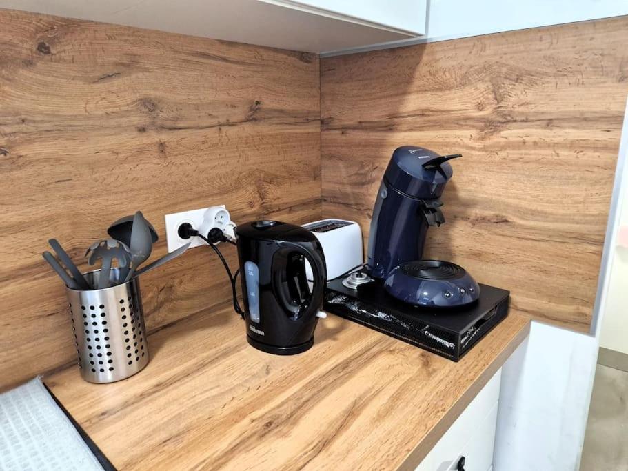 eine Kaffeemaschine auf der Theke in einer Küche in der Unterkunft *Le Studio Rayonnant* Centre-ville *TV-HD* in Le Mans