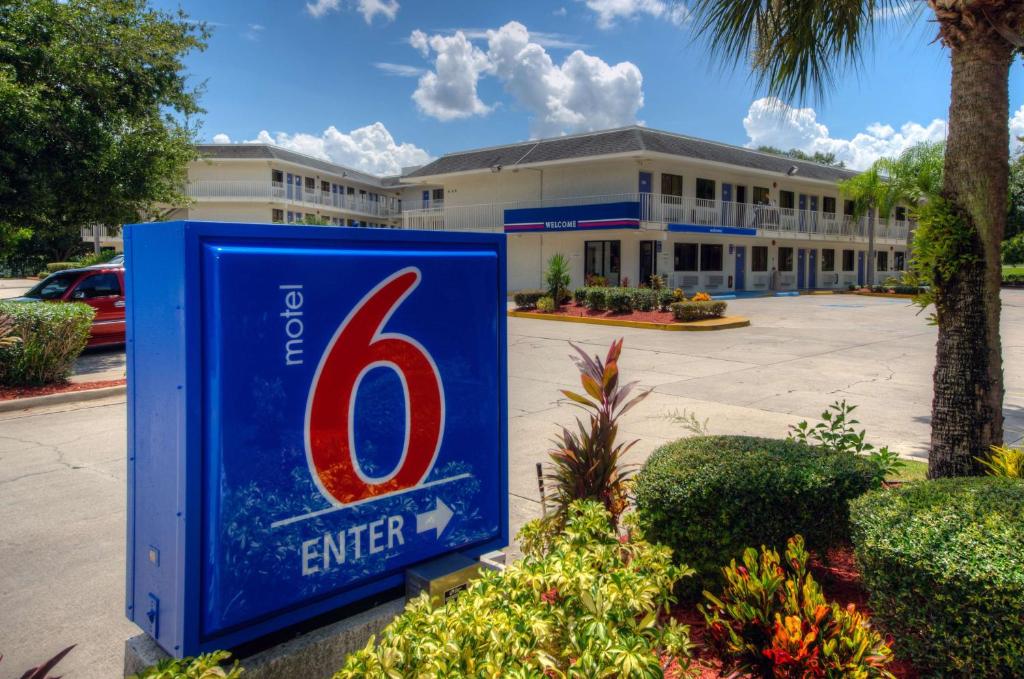 una señal azul frente a un edificio en Motel 6-Bradenton, FL, en Bradenton