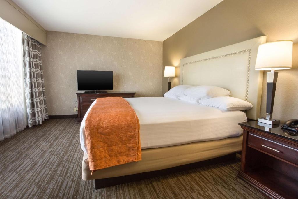 Drury Inn & Suites Greensboro - King Suite Met Bankbed