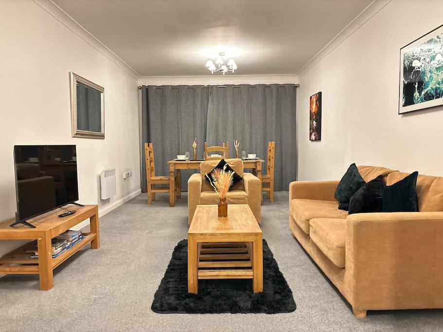 un soggiorno con divano e tavolo di Stunning apartment in Reading near City Centre & Train Station a Reading
