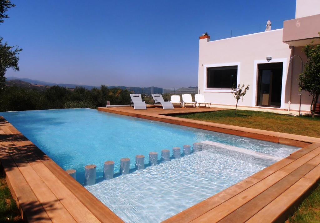 basen z tarasem i dom w obiekcie Villa Lofos w mieście Perivólia
