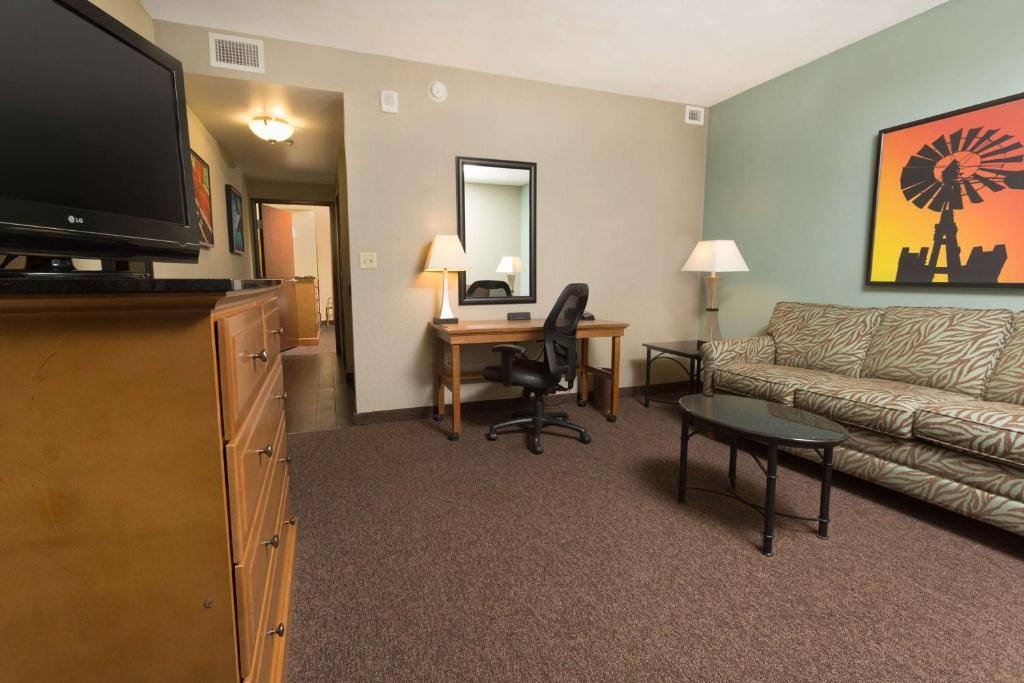 TV a/nebo společenská místnost v ubytování Drury Plaza Hotel San Antonio North Stone Oak