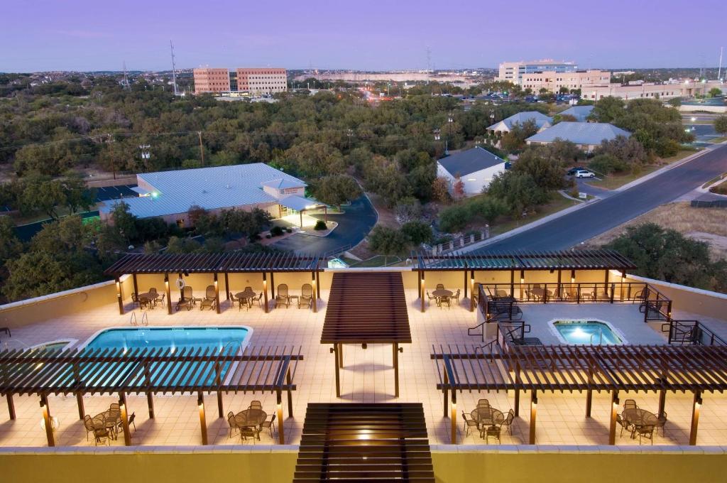 Bazén v ubytování Drury Plaza Hotel San Antonio North Stone Oak nebo v jeho okolí