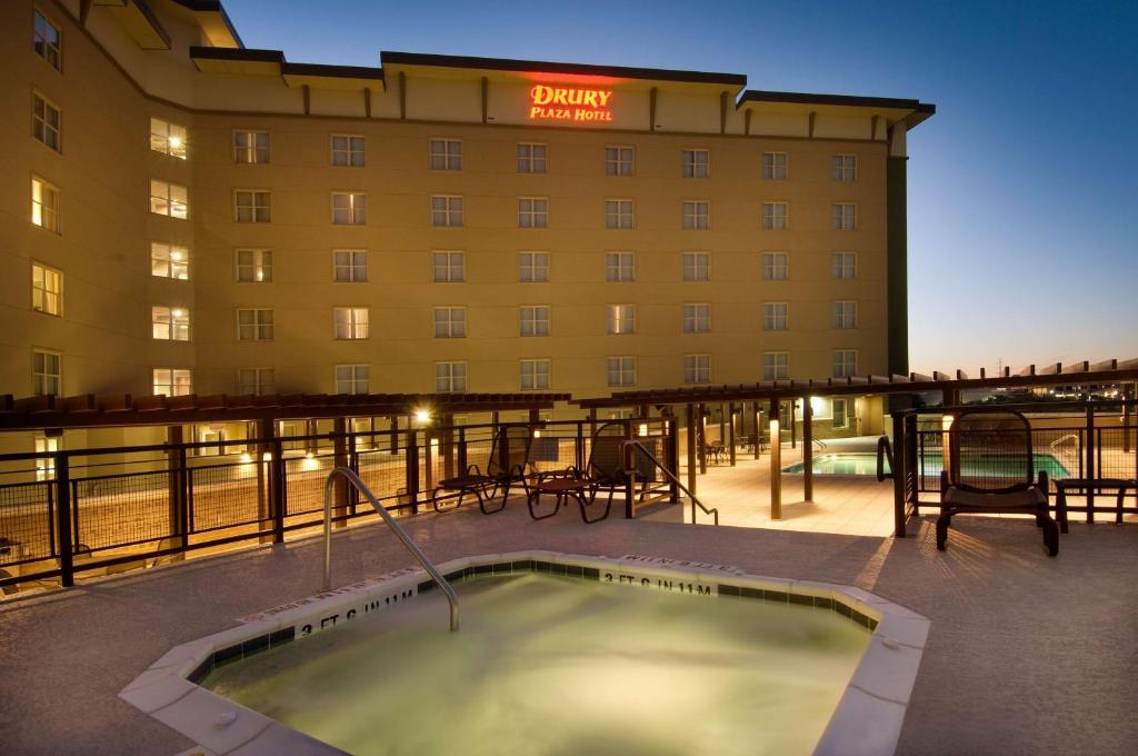 Bazén v ubytování Drury Plaza Hotel San Antonio North Stone Oak nebo v jeho okolí