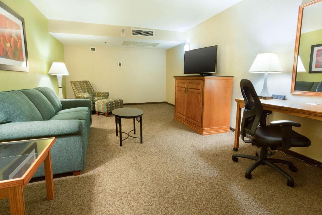 TV a/nebo společenská místnost v ubytování Drury Inn & Suites McAllen