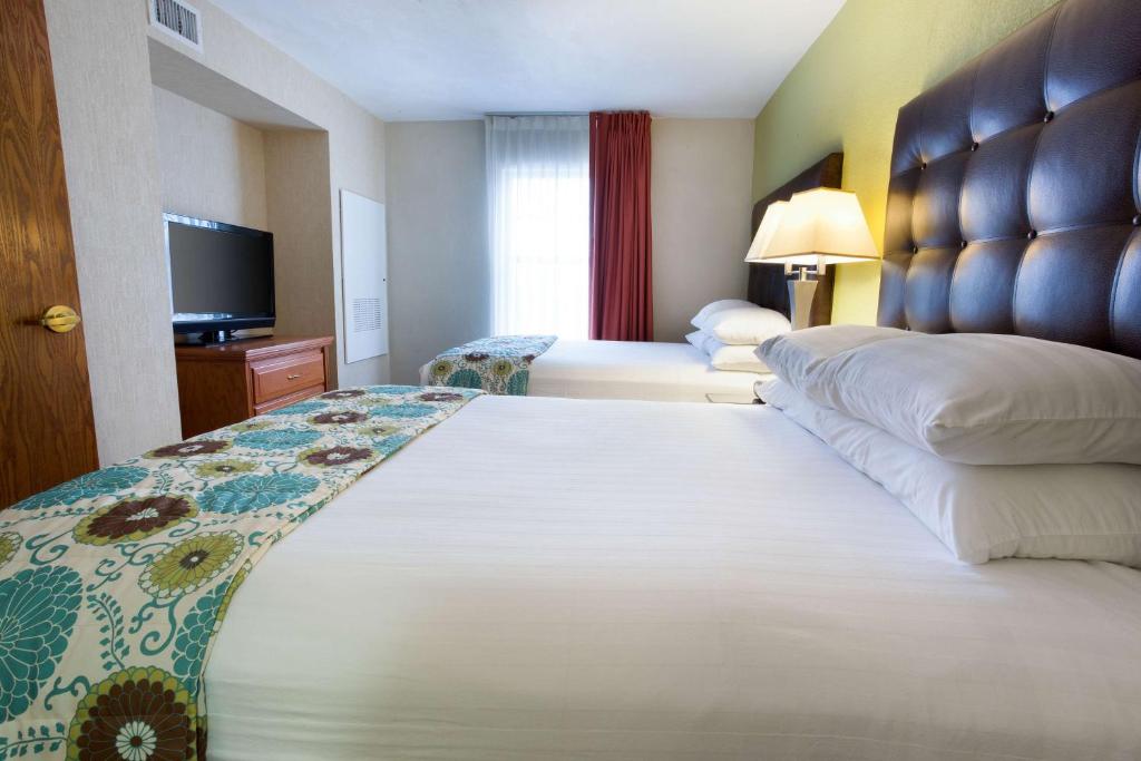 Postel nebo postele na pokoji v ubytování Drury Inn & Suites McAllen