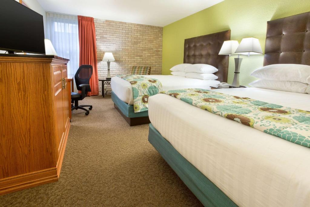 TV a/nebo společenská místnost v ubytování Drury Inn & Suites McAllen
