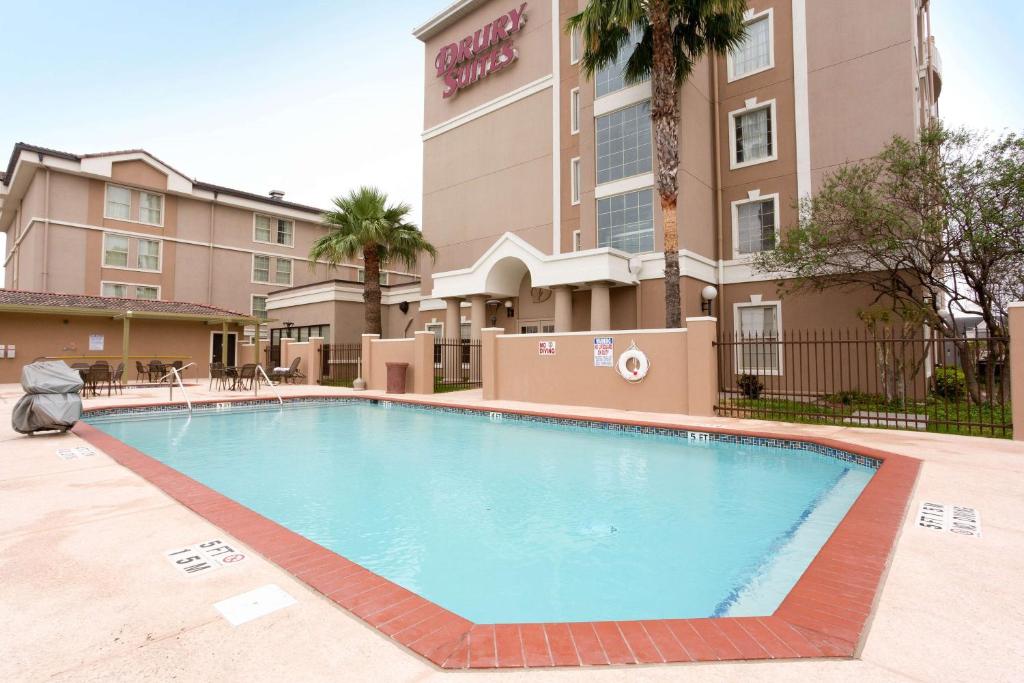 Bazén v ubytování Drury Inn & Suites McAllen nebo v jeho okolí