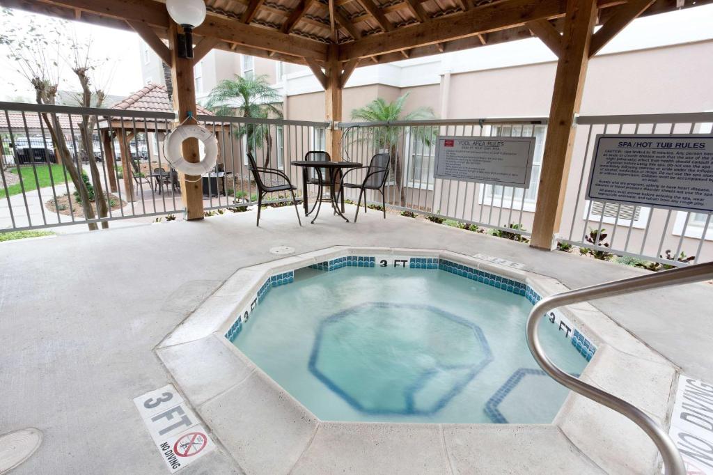 Bazén v ubytování Drury Inn & Suites McAllen nebo v jeho okolí