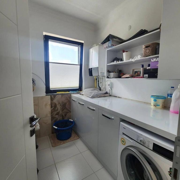イスタンブールにあるLuxury villaのキッチン(洗濯機付)、窓が備わります。