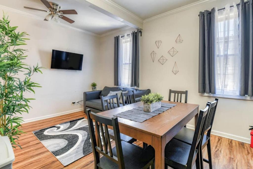 Μια τηλεόραση ή/και κέντρο ψυχαγωγίας στο Modern 3BR2BA Apartment Minutes to NYC