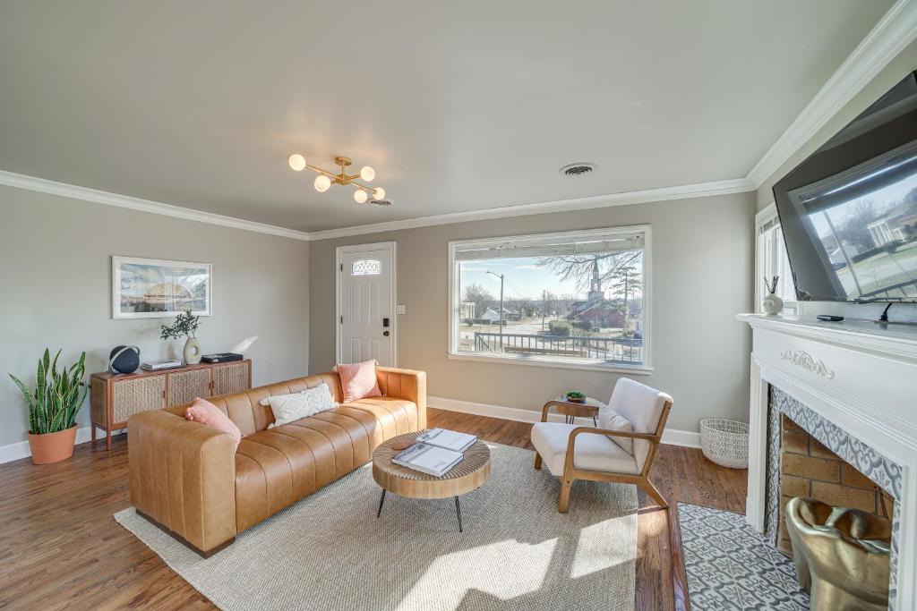 Μια τηλεόραση ή/και κέντρο ψυχαγωγίας στο Lovely Tulsa Vacation Rental about 3 Mi to Downtown!