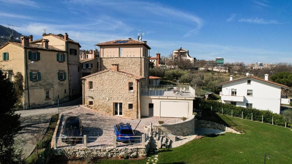 un'immagine di un villaggio con un edificio di Antica Colombaia a San Marino