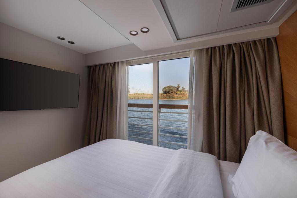 Postel nebo postele na pokoji v ubytování TIA Boutique Nile Cruise - Every Monday from Luxor for 04 & 07 Nights - Every Friday From Aswan for 03 & 07 Nights