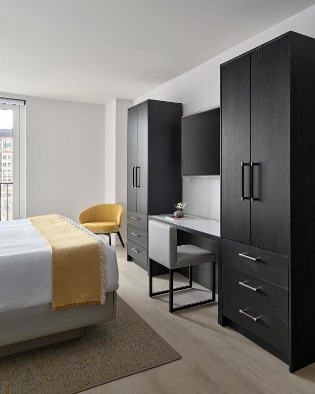Postel nebo postele na pokoji v ubytování Hotel AKA Washington Circle