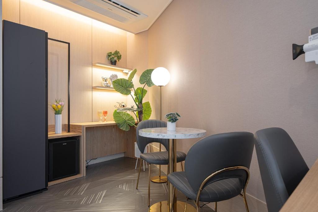 a dining room with a table and chairs at Browndot Gangneung Station in Gangneung