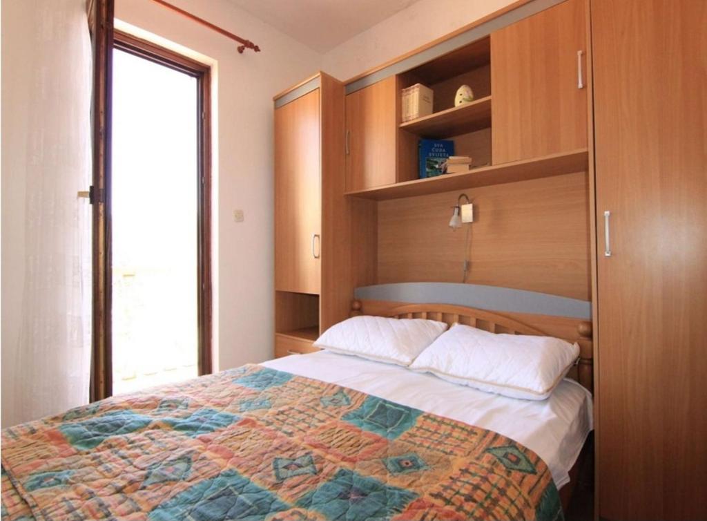 - une chambre avec un lit et une grande fenêtre dans l'établissement Apartments by the sea Privlaka, Zadar - 22380, à Privlaka