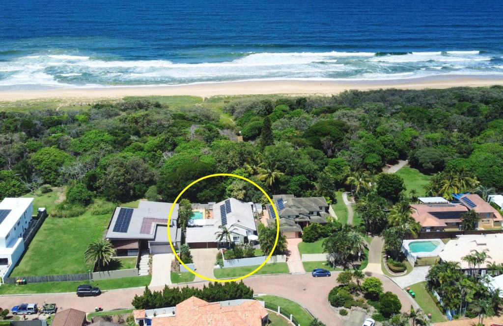 una vista aérea de una casa frente a la playa en Driftwood Beach home, en Kawana Waters