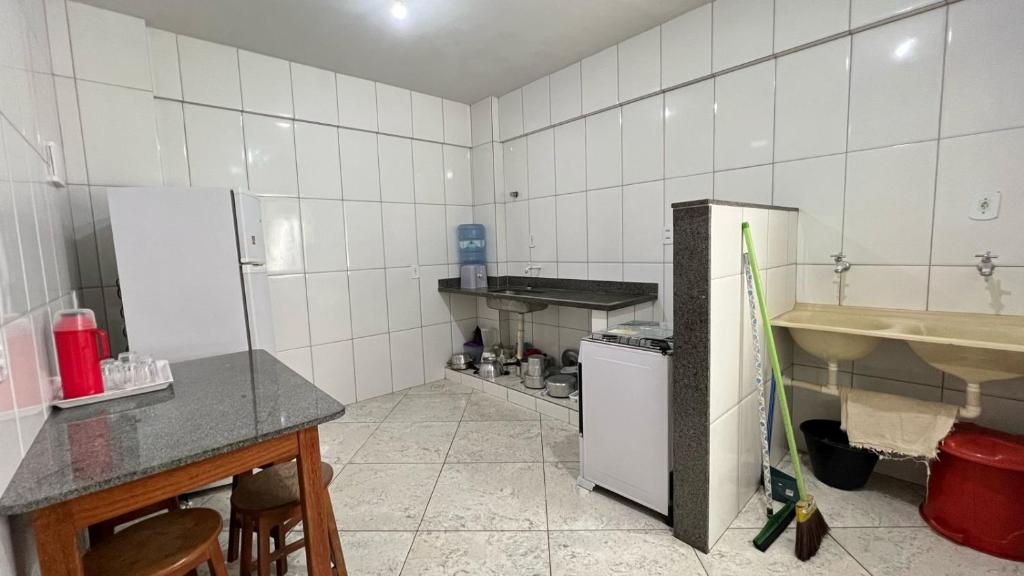 a kitchen with a sink and a refrigerator at Apartamento sem vista ao mar, à 15 metros da praia de Piúma in Piúma