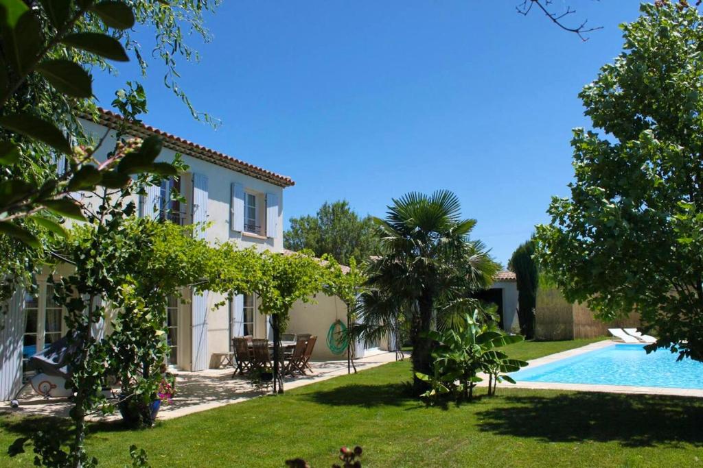 a villa with a swimming pool and a house at Villa élégante à Villelaure + Clim in Villelaure