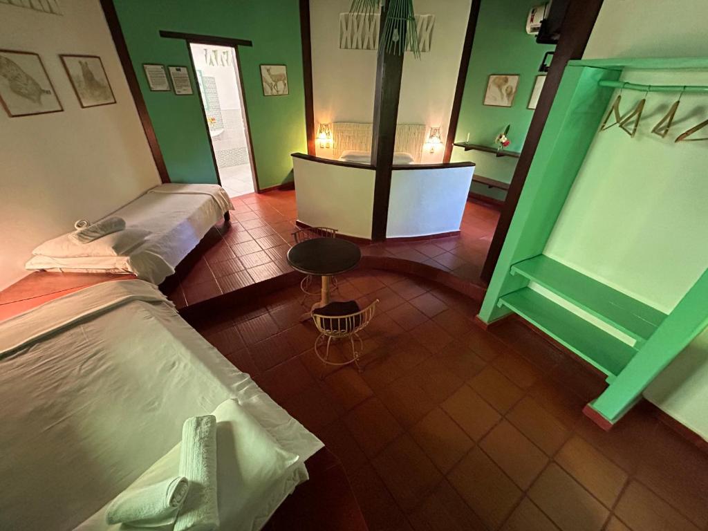 een kamer met 2 bedden en een bad bij Pousada Marina de Boipeba in Ilha de Boipeba