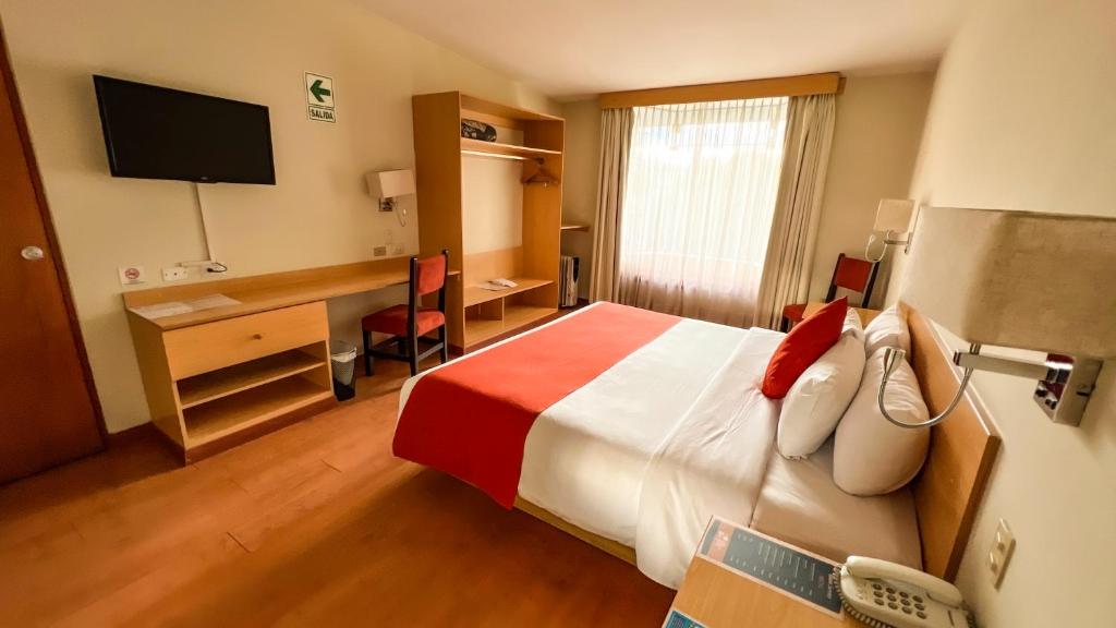 Postel nebo postele na pokoji v ubytování Lake Titicaca Hotel