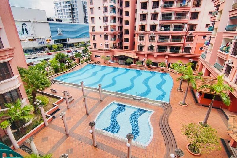 Pogled na bazen u objektu YK and Y Homestay Marina Court Resort Condominium ili u blizini