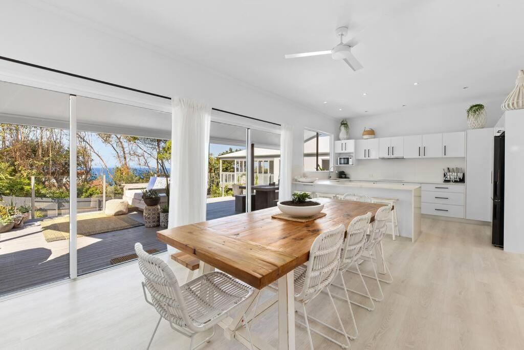 Η κουζίνα ή μικρή κουζίνα στο WHITE BEACH HOUSE High on Belmore, PETS welcome