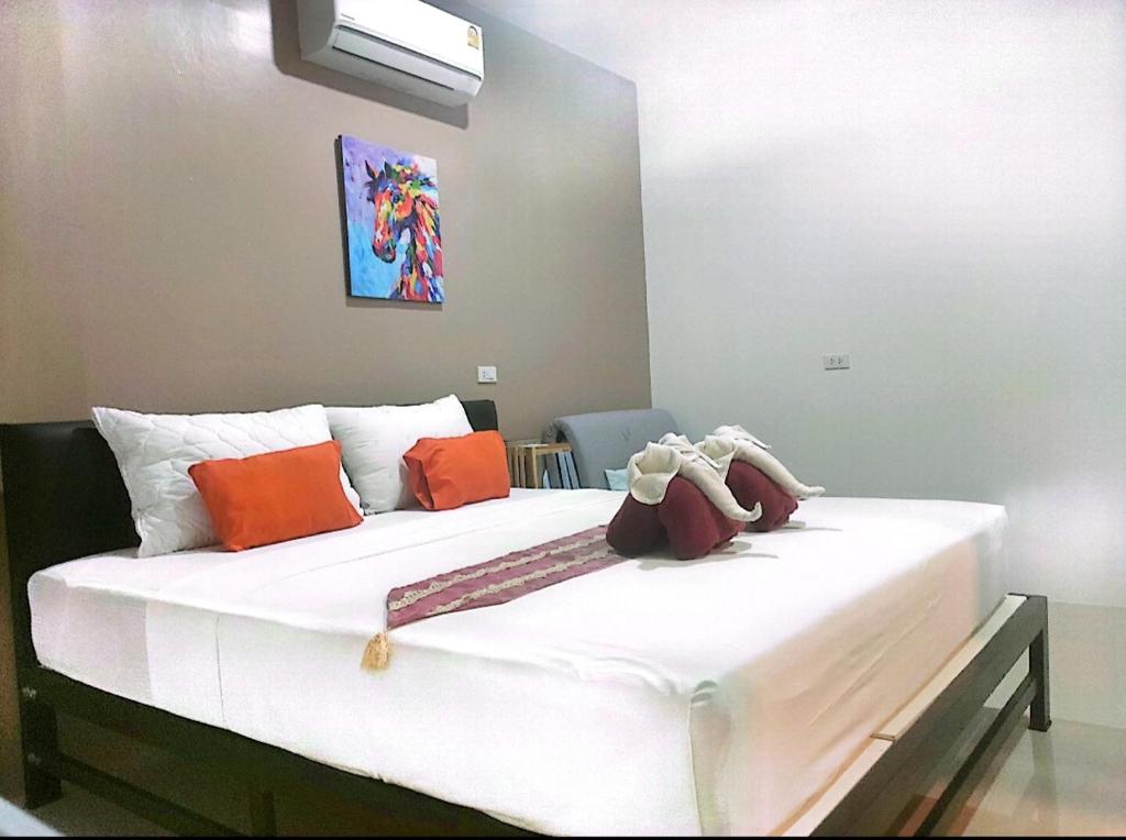 Postel nebo postele na pokoji v ubytování Leaf House Bungalows SHA PLUS approved