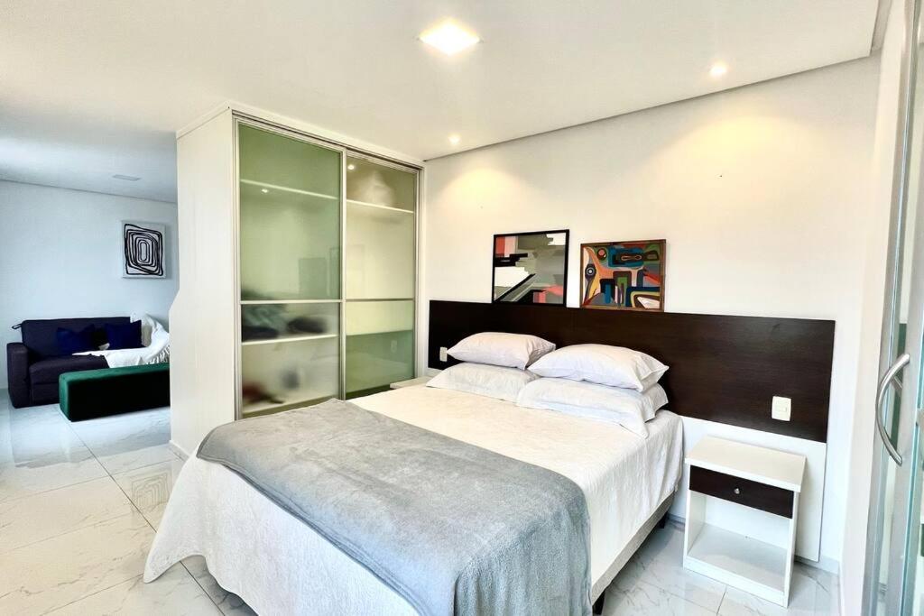 - une chambre avec un grand lit dans l'établissement Oásis Urbano com Netflix na Raja Gabáglia, à Belo Horizonte