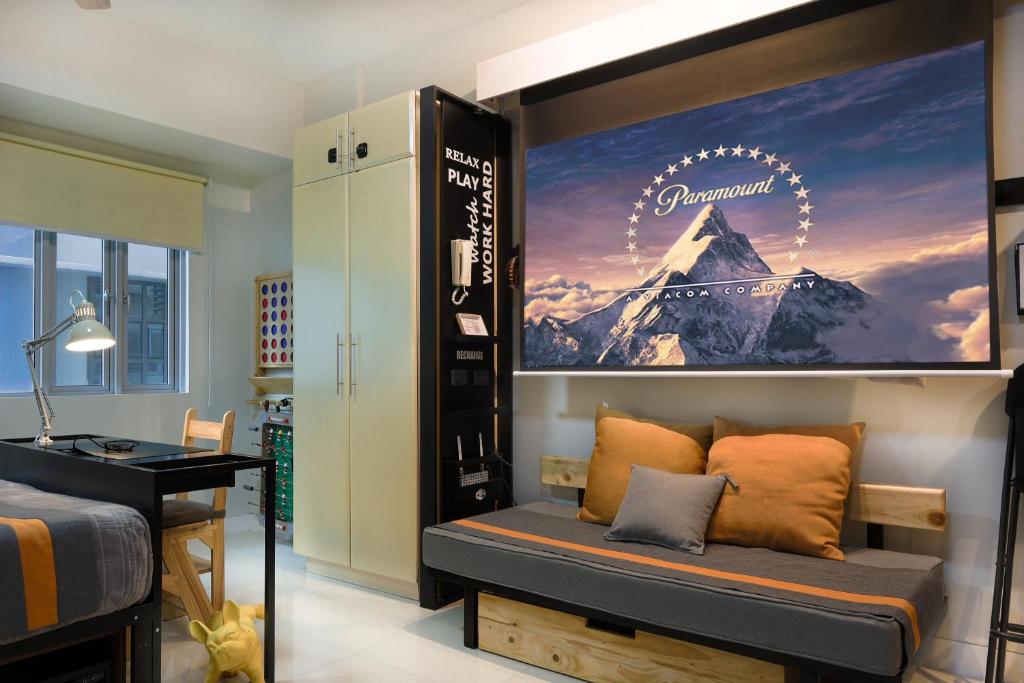 una camera da letto con un cartello sul muro con una montagna di Relaxing Escape at BGC by Max Dwell Studio a Manila