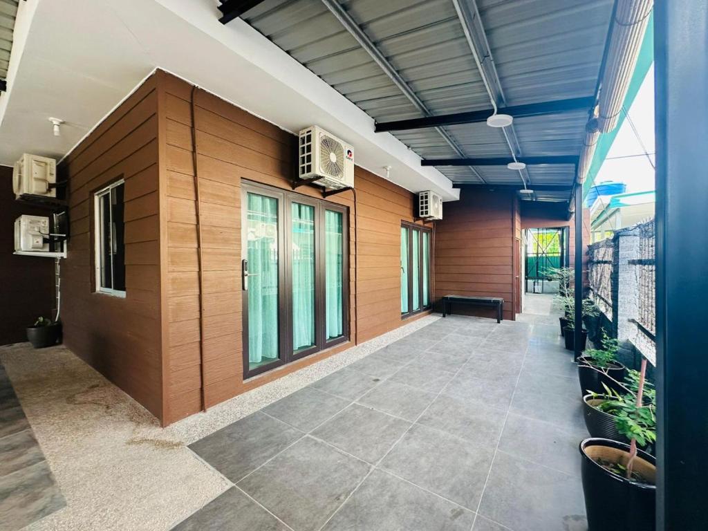 un pasillo vacío en un edificio con paredes de madera en Landed 4BR 11PAX Near Airport KK, en Putatan