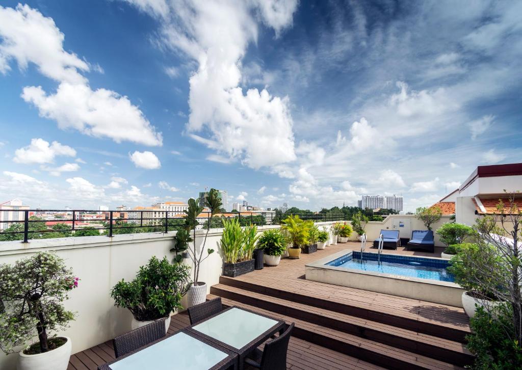 Bazén v ubytování Central Mansions Serviced Apartments nebo v jeho okolí