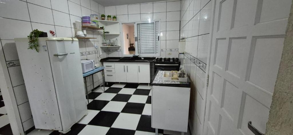 Kuchyň nebo kuchyňský kout v ubytování CASA 50 metros DA PRAIA Matinhos