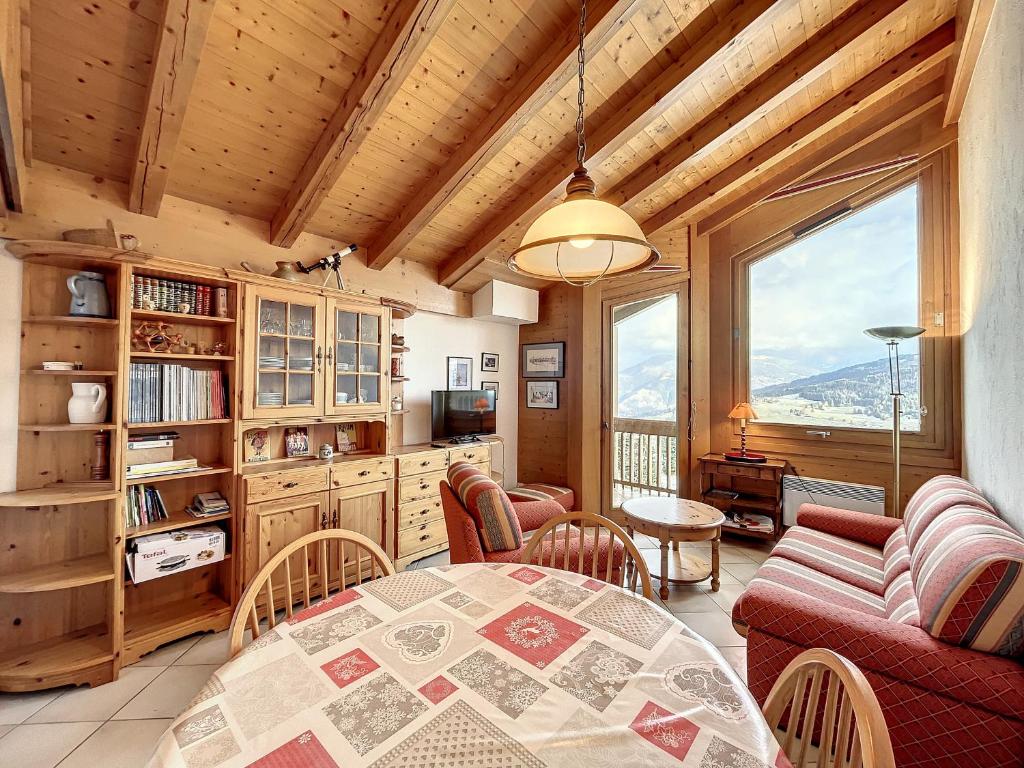 une cuisine et un salon avec une table et des chaises dans l'établissement Appartement 3 pièces proche pistes à Combloux avec parking - FR-1-560-117, à Combloux