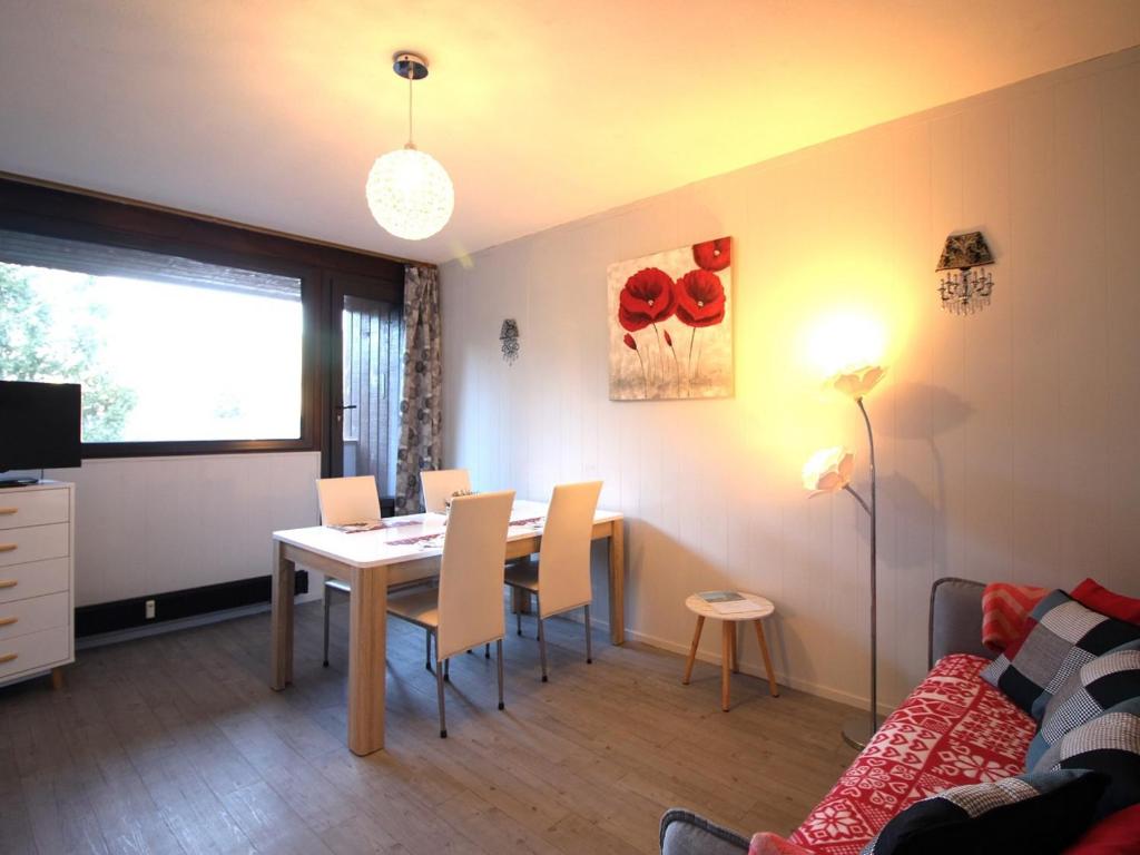un salon avec une table, des chaises et un canapé dans l'établissement Bel Appartement T2 avec Balcon et Wifi au Mont-Dore - FR-1-608-267, à Le Mont-Dore