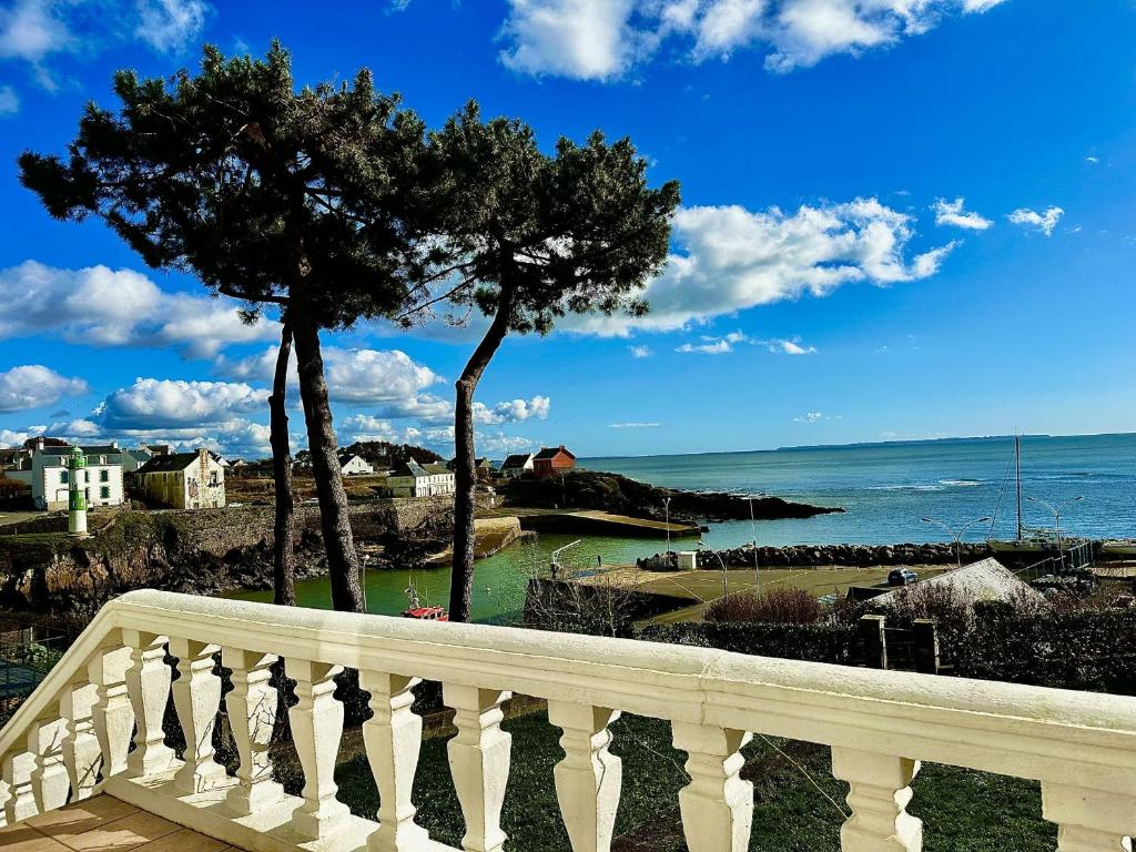 une balustrade blanche avec vue sur l'océan dans l'établissement Maison grand confort à Doëlan, vue mer, accès chemins côtiers et plage, WIFI, parking - FR-1-714-12, à Clohars-Carnoët