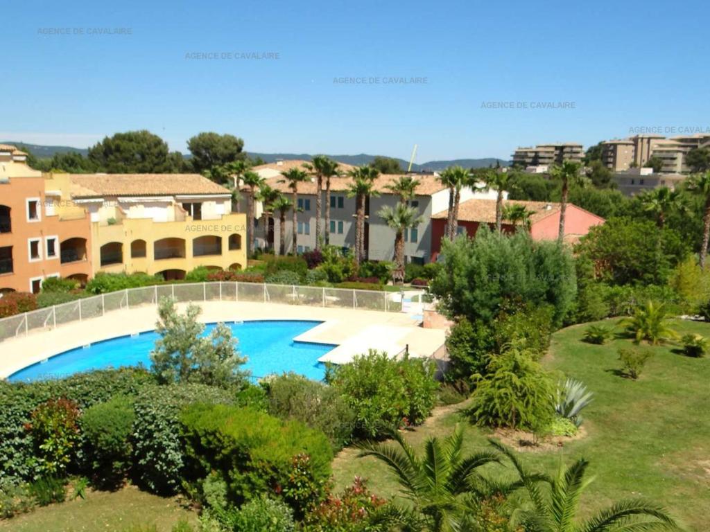 Bazén v ubytování T3 climatisé avec piscine, tennis, proche plage à Cavalaire - FR-1-100-330 nebo v jeho okolí