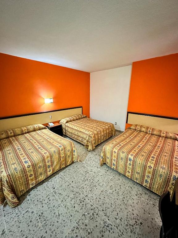 Postel nebo postele na pokoji v ubytování Hotel Montreal