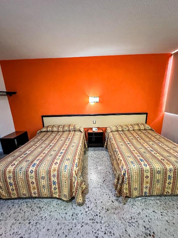 Postel nebo postele na pokoji v ubytování Hotel Montreal